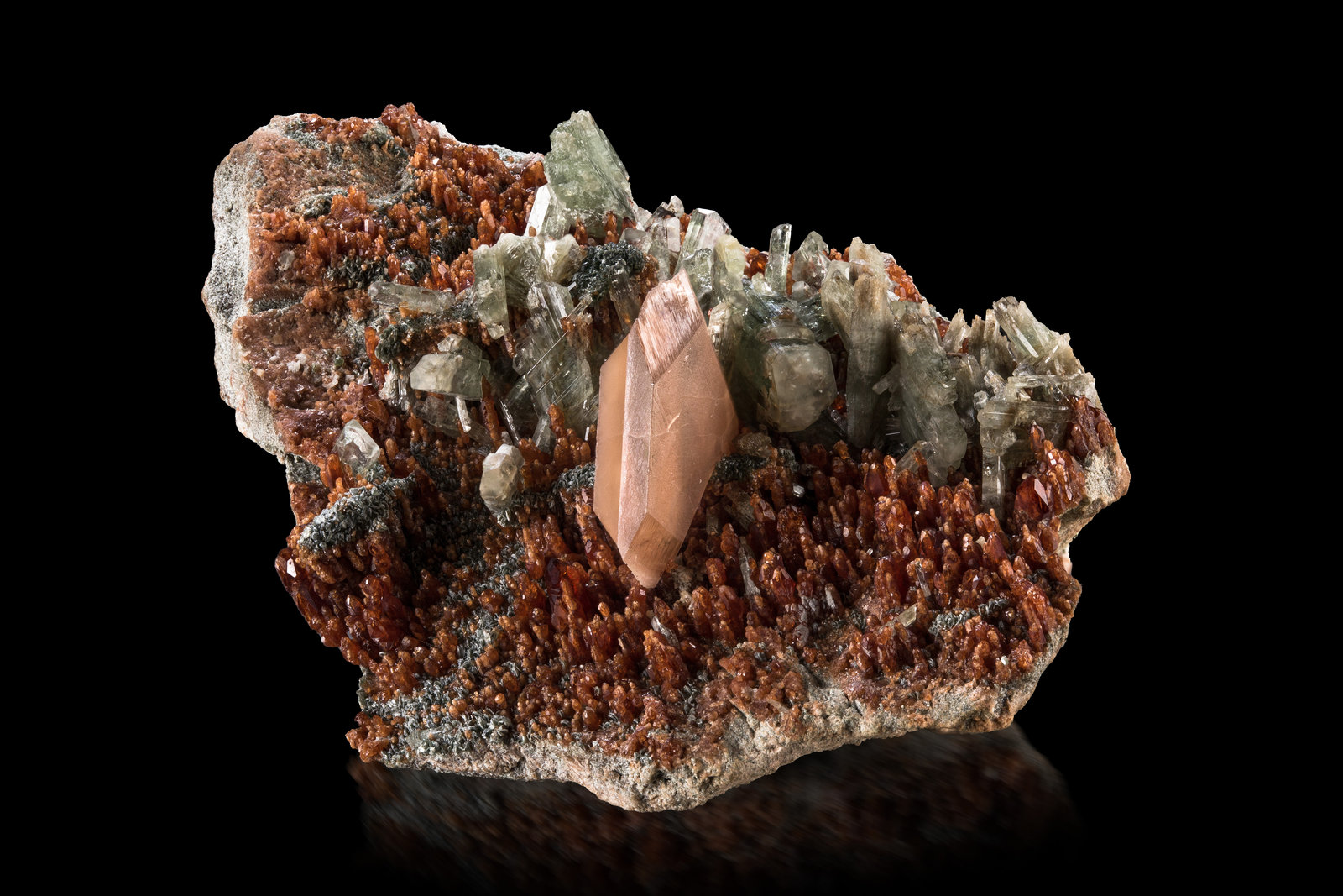 Titanita con Diópsido y Grossularia (variedad hidrogrossularia)
9.5 x 6 x 4 cm / Cristal principal: 2.3 cm.
(Autor: Museo MIM)