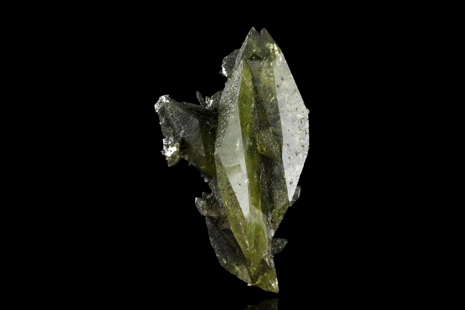 Titanita con Clorita (Grupo)
5 x 2.5 x 1.5 cm / cristal principal: 4.5 cm
(Autor: Museo MIM)