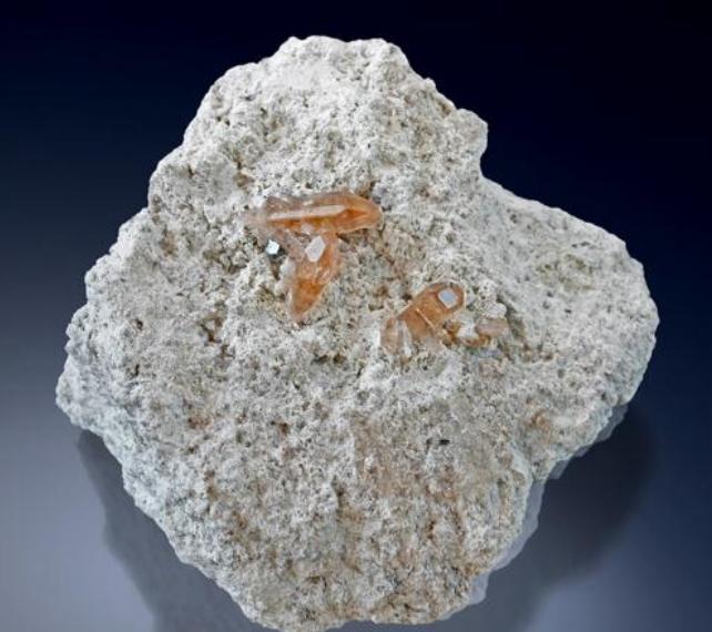 Topacio y Bixbyita
9 x 7,5 x 4 cm
(Autor: Antonio Alcaide)