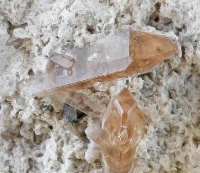 Topacio y Bixbyita
9 x 7,5 x 4 cm
(Autor: Antonio Alcaide)