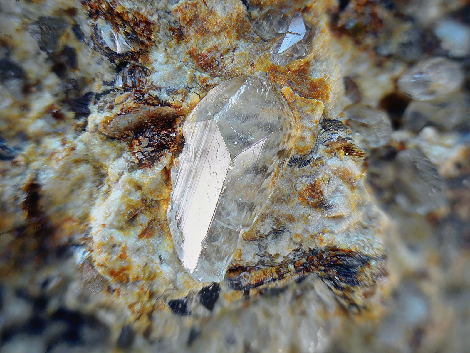 Topacio
Cristal de 5 x 2 mm
(Autor: Antonio Carmona)