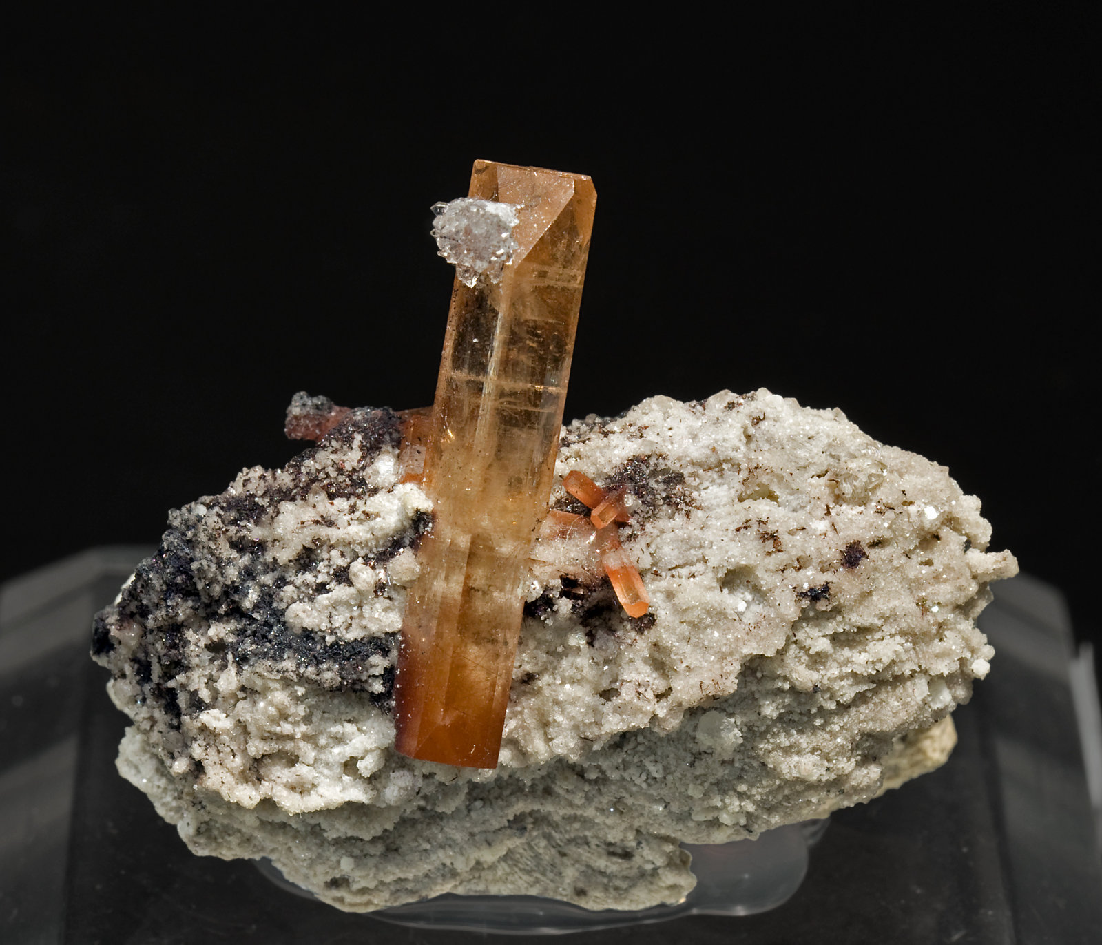 Topacio con Ópalo
3.4 × 3.1 × 2.1 cm / cristal principal: 2.2 × 0.6 cm
(Autor: Jordi Fabre)