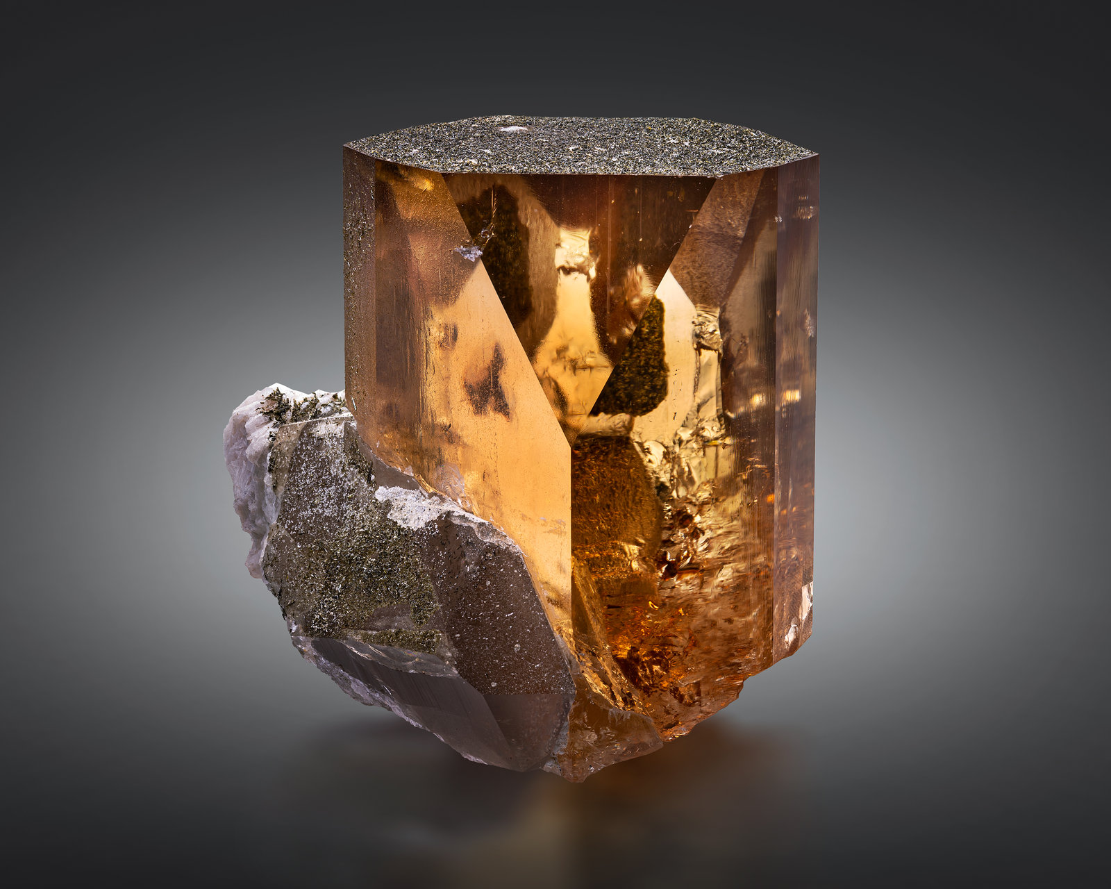 Topacio con Cuarzo, Albita y Epidota
11 x 6 x 7 cm / cristal principal: 8.9 cm
(Autor: Museo MIM)