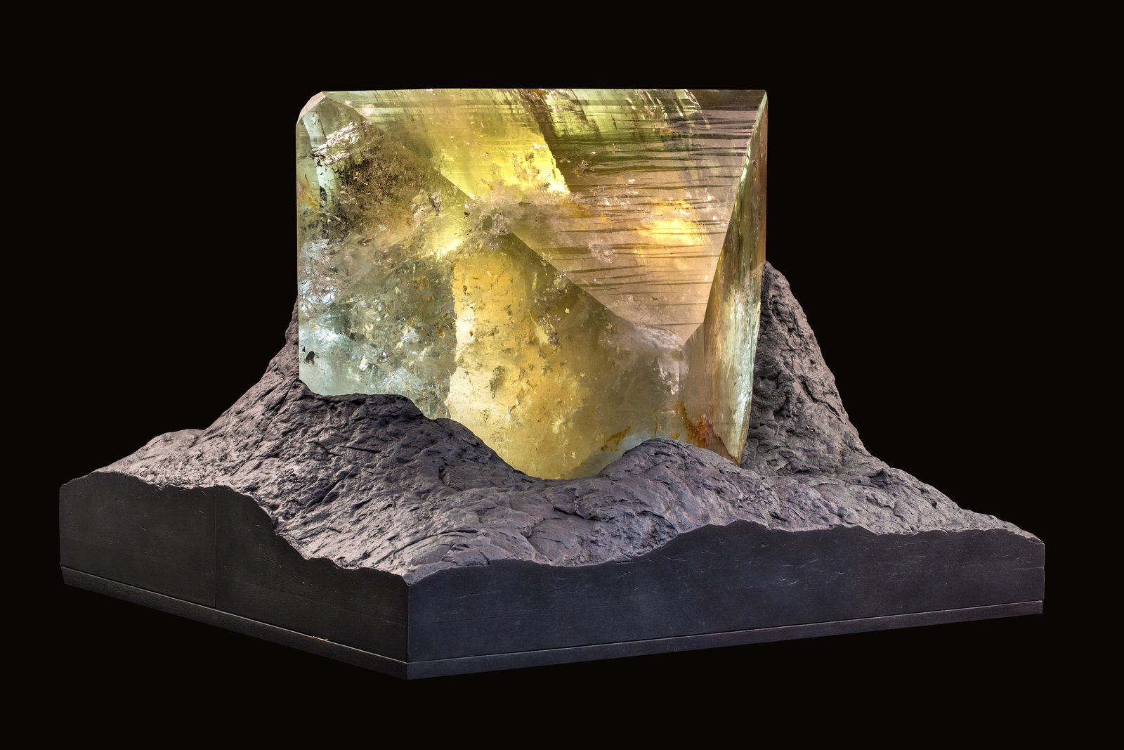 Topacio
51 x 49 x 44 cm / Cristal principal: 66 cm.
(Autor: Museo MIM)