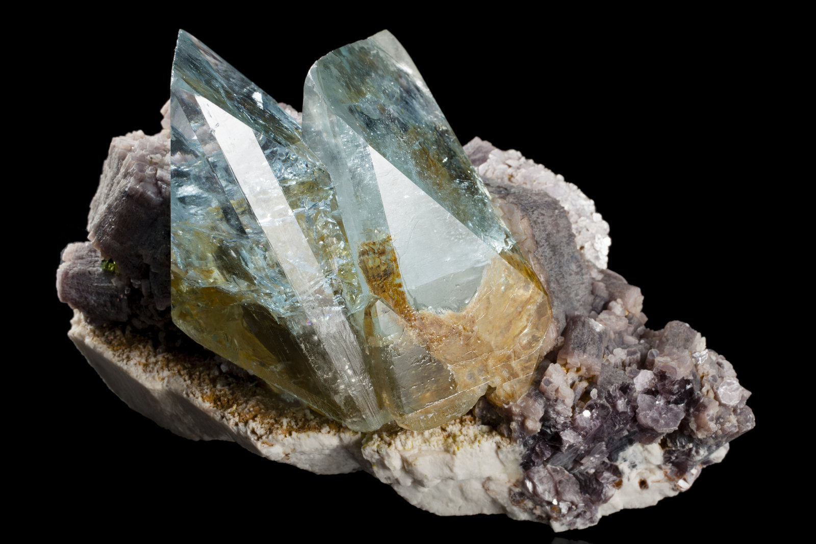 Topacio sobre Ortoclasa con lepidolita
17.5 x 11 x 11 cm / cristal principal: 9 cm
(Autor: Museo MIM)