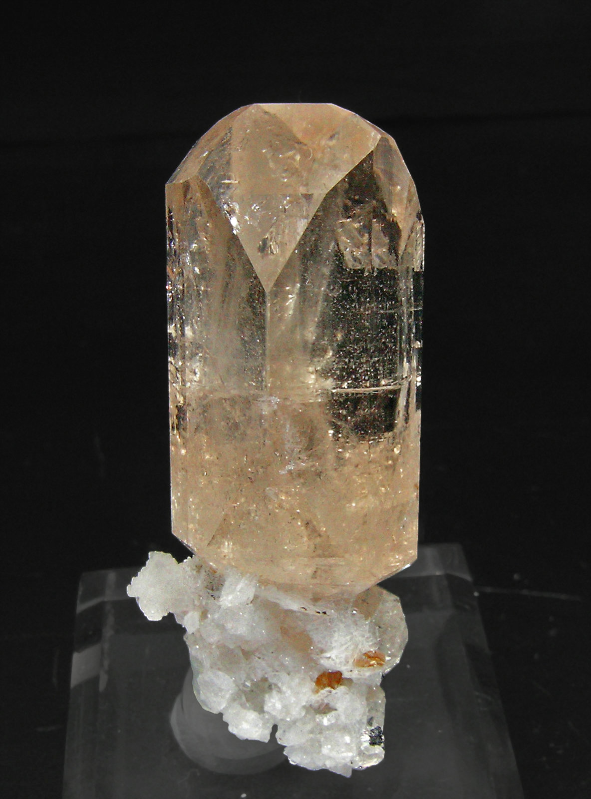 Topacio con Albita
4.6 × 2.2 × 2.7 cm
(Autor: Jordi Fabre)