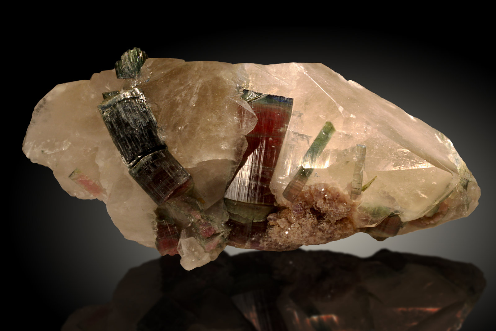 Turmalina, Cuarzo, Lepidolita
15x7cm, cristales hasta 4.5cm
(Autor: Raul Vancouver)