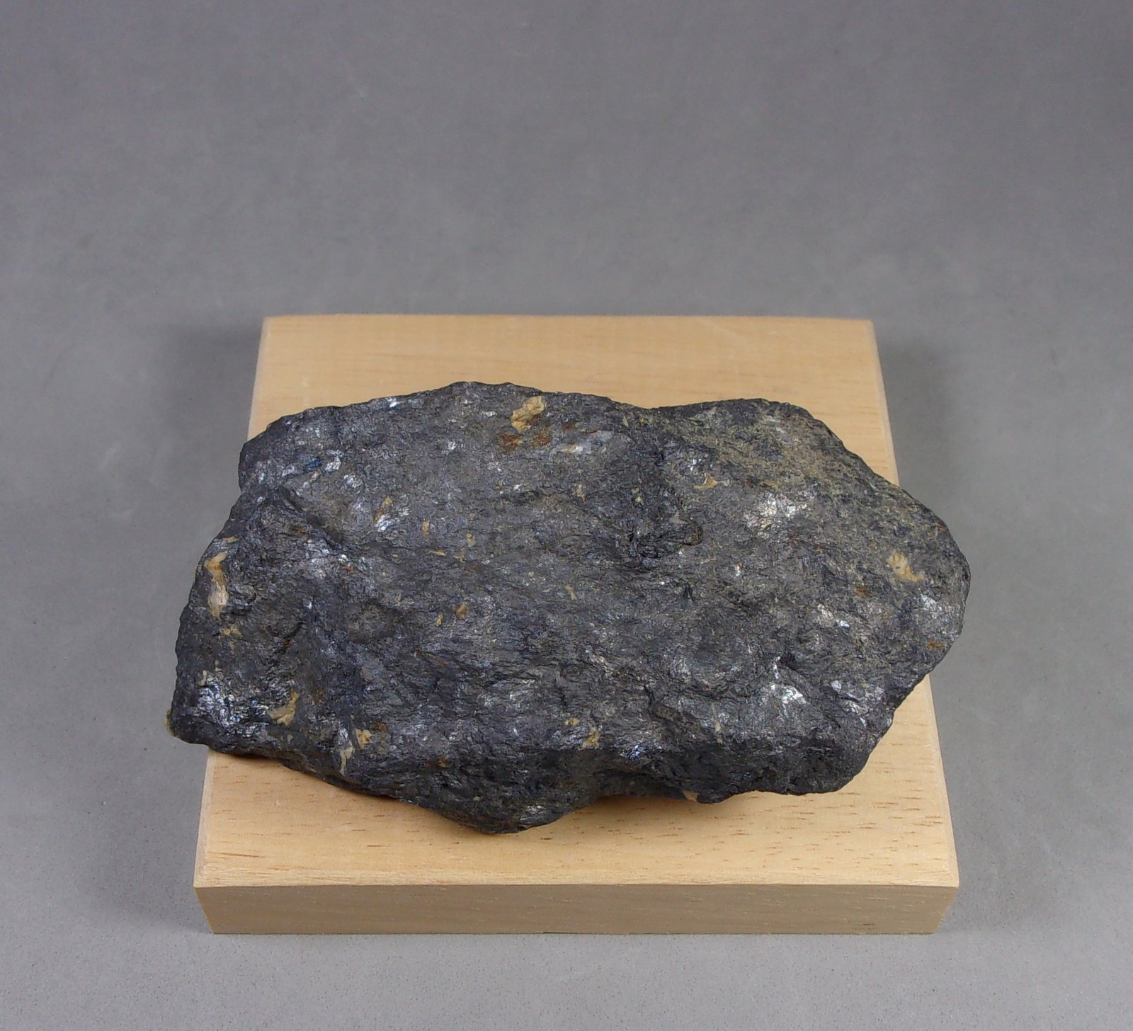 Ullmannita.
8,8 x 4,7 x 3 cm. 428,5 g.
(Autor: J. G. Alcolea)