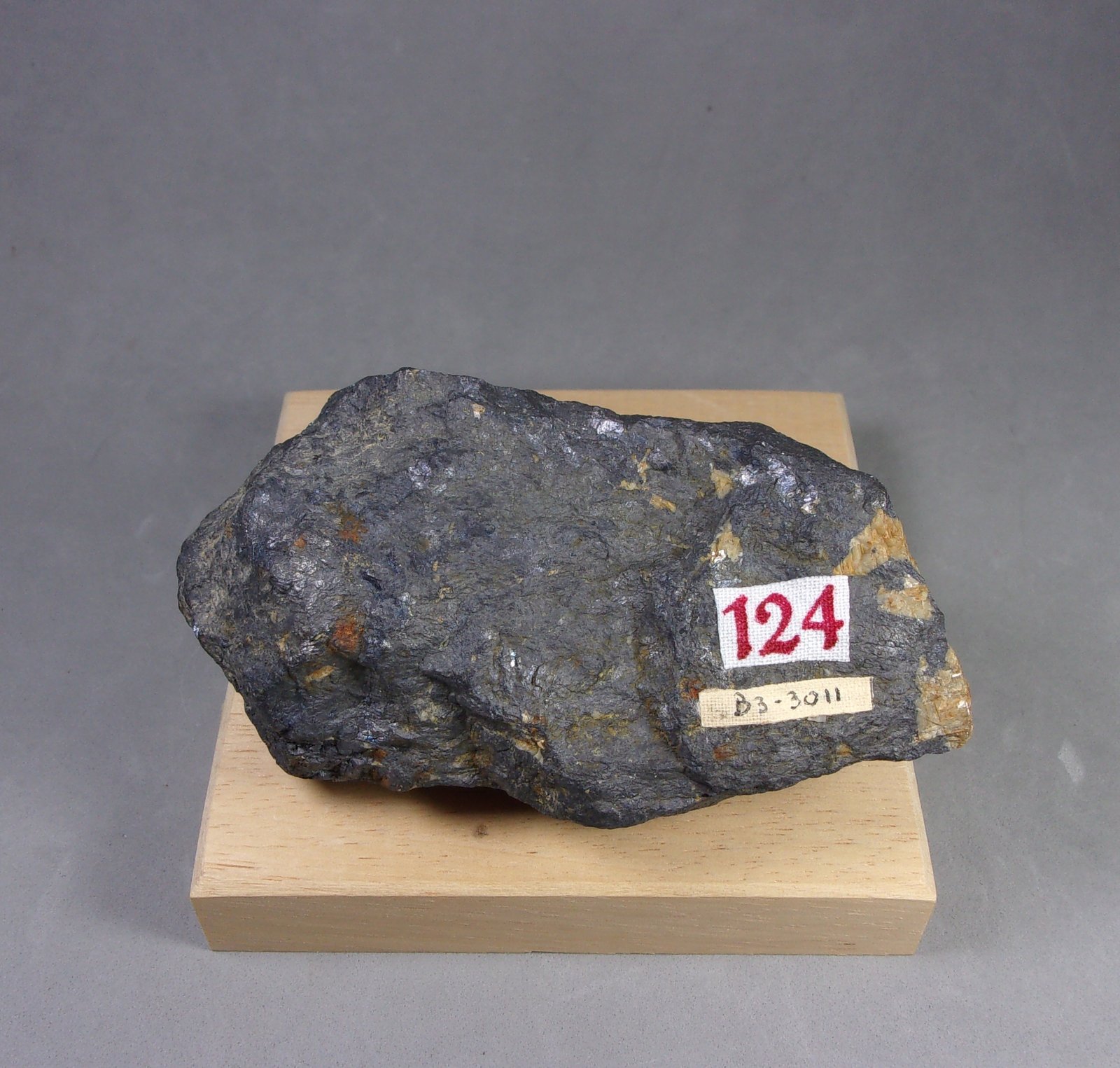 Ullmannita
8,8 x 4,7 x 3 cm. 428,5 g.
(Autor: J. G. Alcolea)