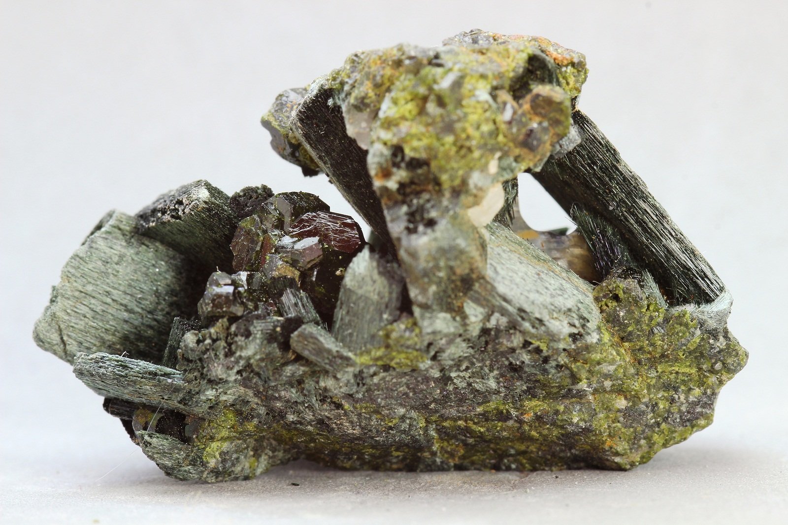 Anfíbol (variedad uralita)
35x26 mm
(Autor: Juan Espino)