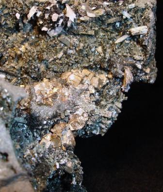 Anfibol (variedad uralita) - PIRITA - CUARZO
(Autor: David Parra Z)
