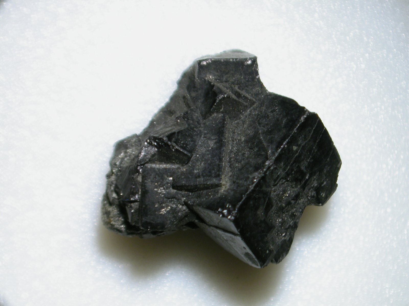 Uraninita
cristal arista 1 cm
(Autor: Cesar M. Salvan)