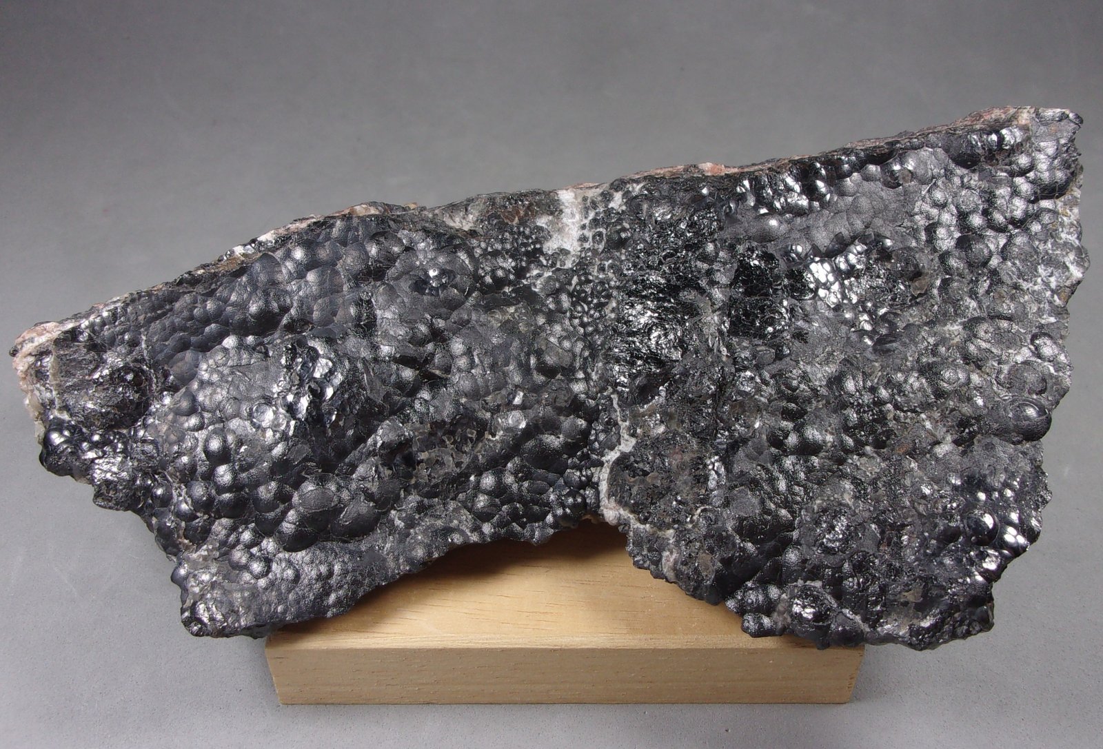 Uraninita (variedad pechblenda)
16,9 x 8,4 × 4,6 cm.
(Autor: J. G. Alcolea)