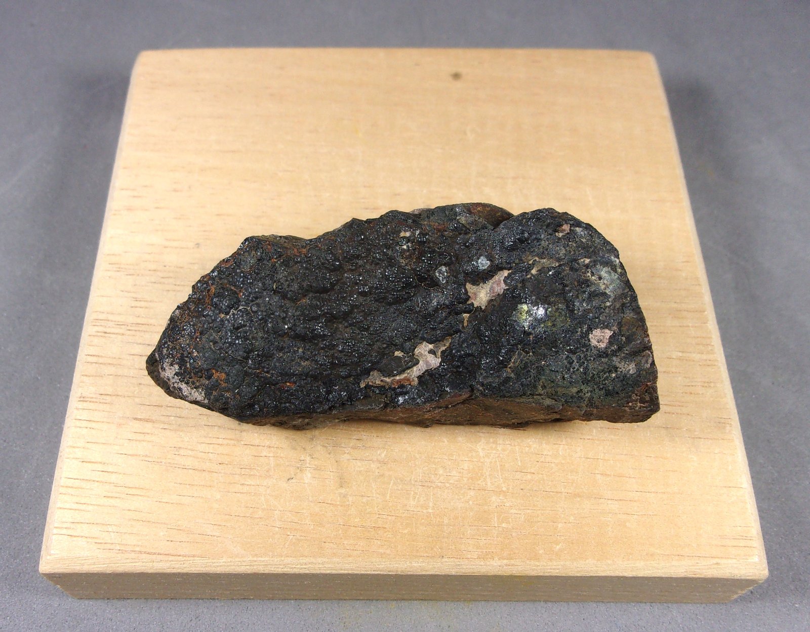 Uraninita (variedad pechblenda)
5,6 x 2,6 x 1,5 cm.
(Autor: J. G. Alcolea)