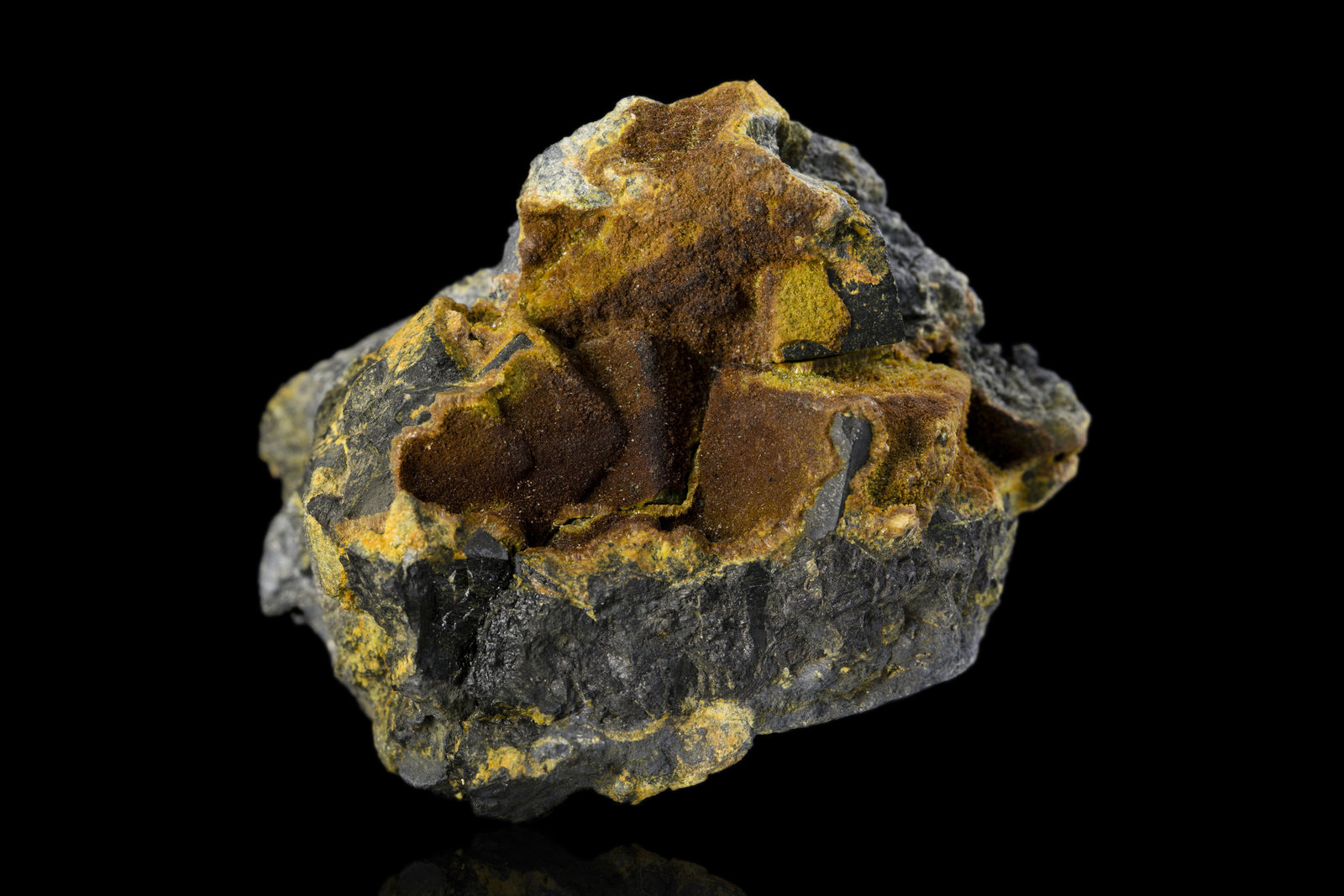 Uraninita con Uranofana
6.5 x 4.5 x 5 cm / cristal principal: 1.3 cm
(Autor: Museo MIM)