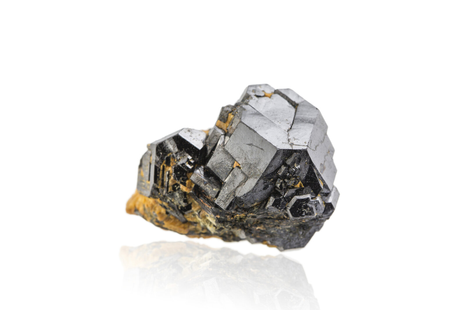 Uraninita
3 x 2 x 2 cm / Cristal principal: 2.2 cm
(Autor: Museo MIM)