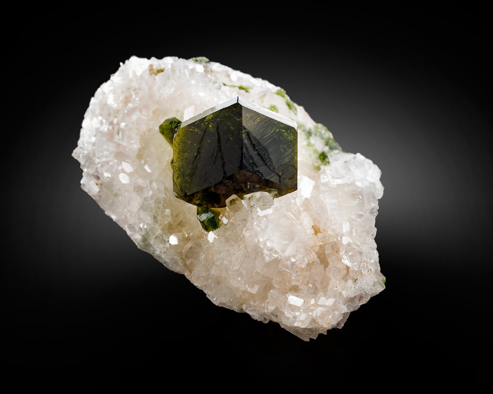 Uvita
6 x 4 x 4 cm / cristal principal: 2.2 cm
(Autor: Museo MIM)