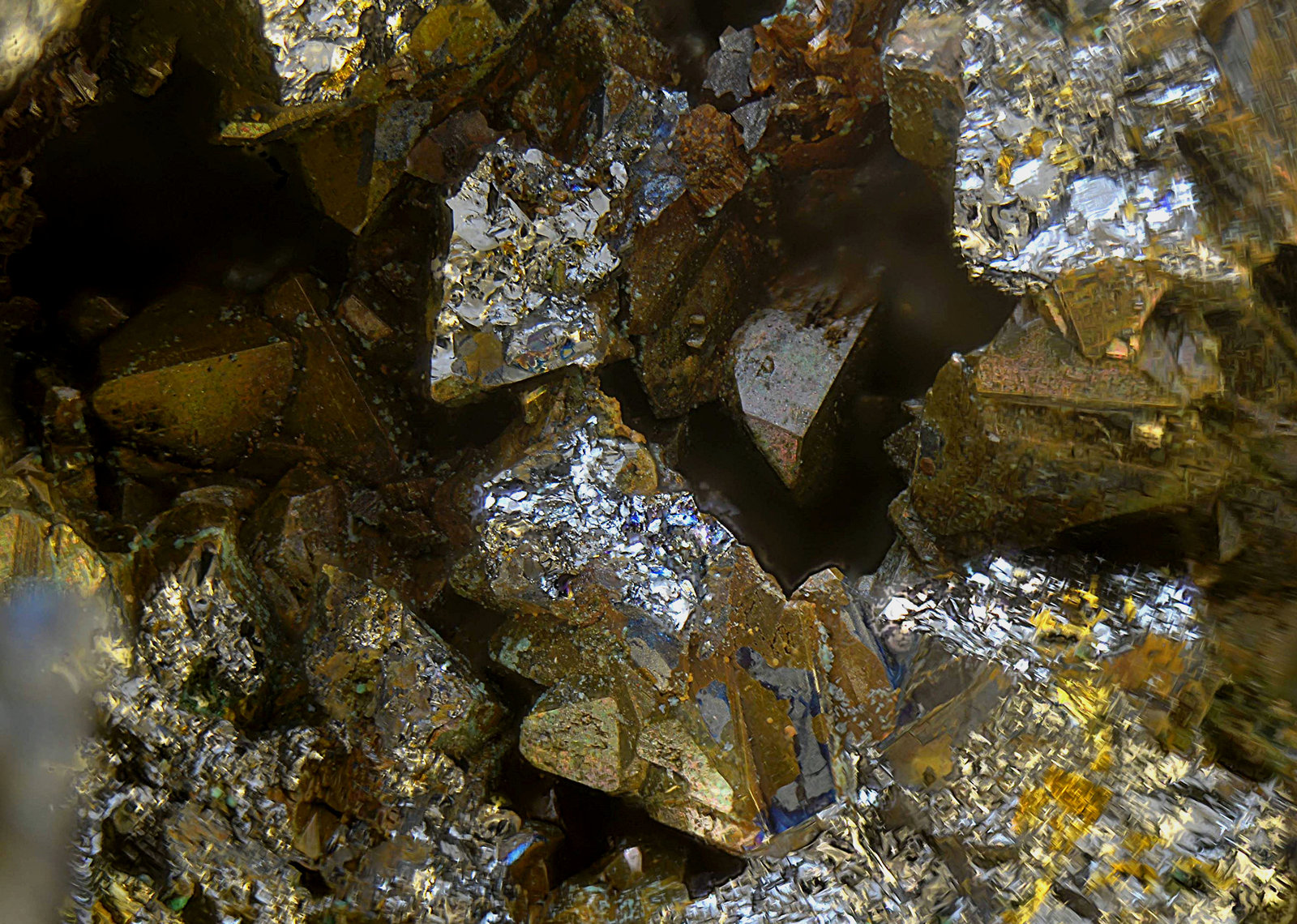 Tetraedrita sobre Siderita
Campo de visión de 8 mm
(Autor: Antonio Carmona)