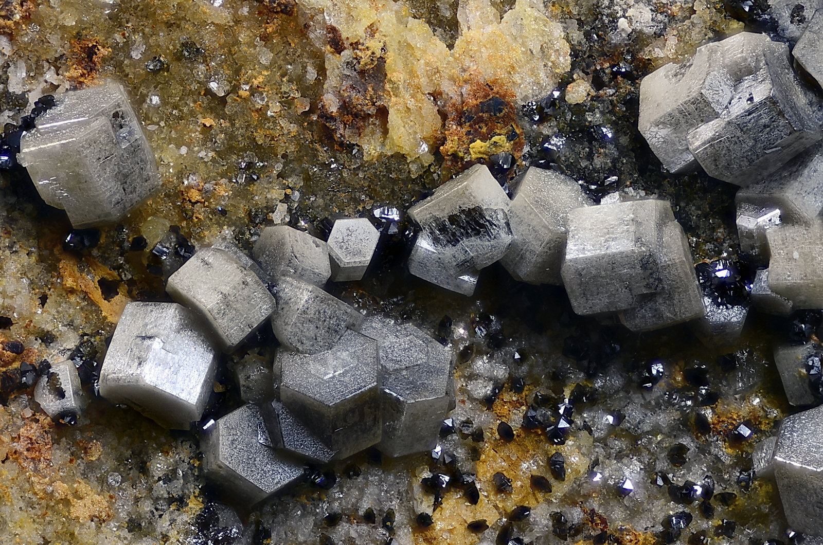 Vanadinita, Descloizita
Campo de visión 4 mm
(Autor: Juan Miguel)
