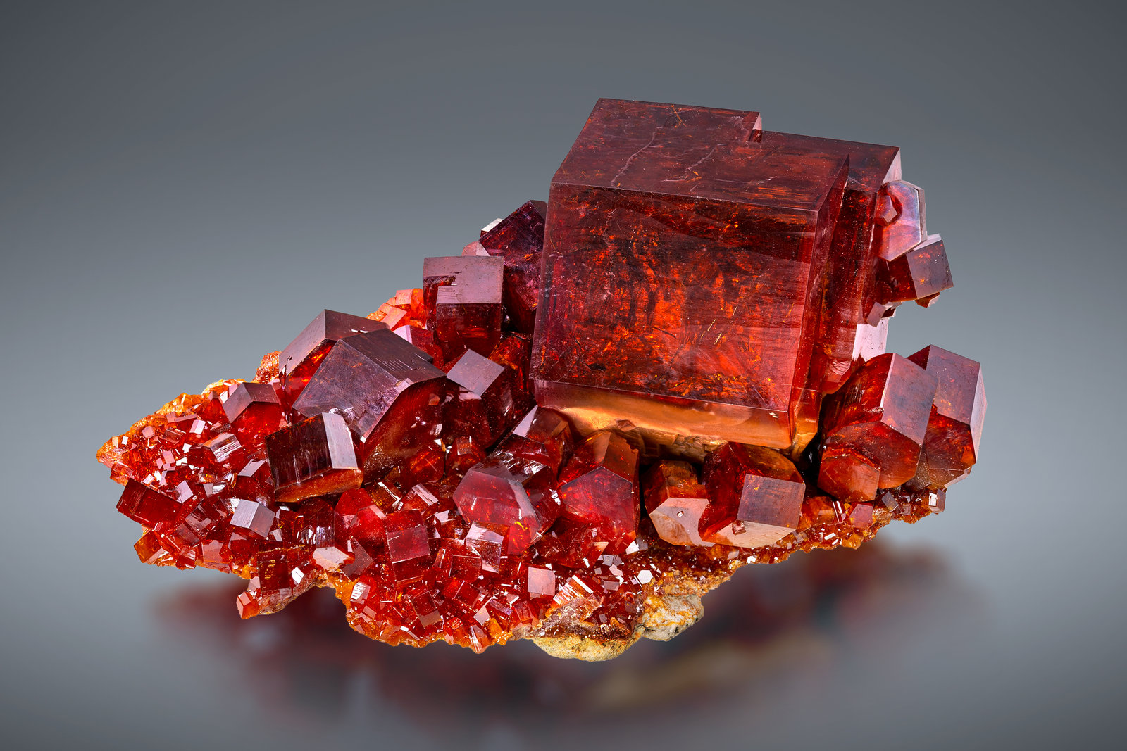 Vanadinita
7 x 4 x 3.5 cm / cristal principal: 3.5 cm
(Autor: Museo MIM)