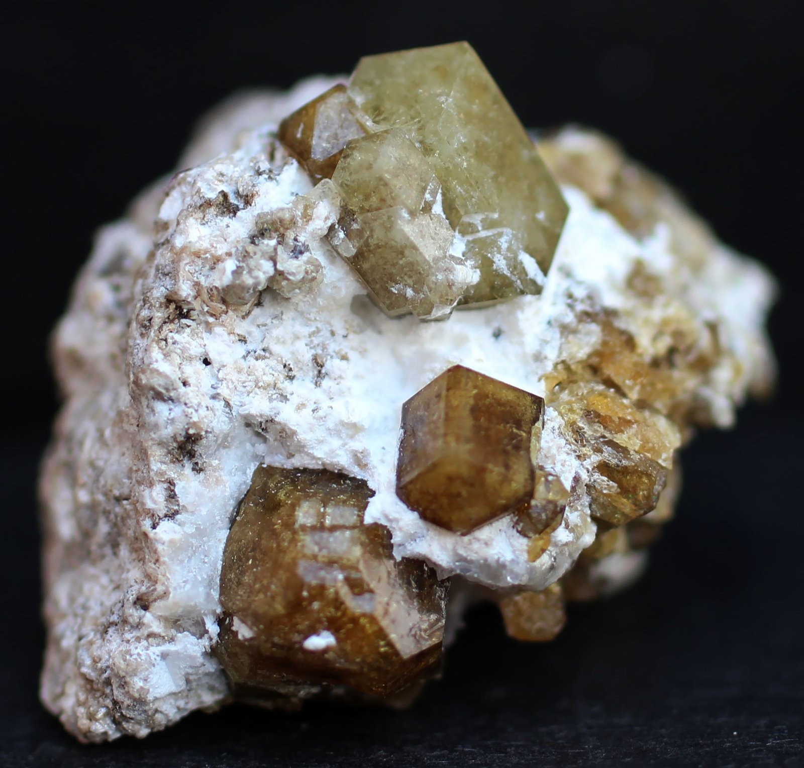 Vesuvianita y grossularia
28 x 18 x 17 mm.
(Autor: José Luis Zamora)