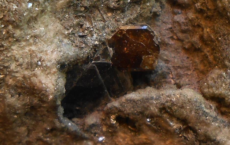 Vesubianita (Vesuvianita) y Biotita
6 x 5,5 x 4 cm
(Autor: Antonio Alcaide)