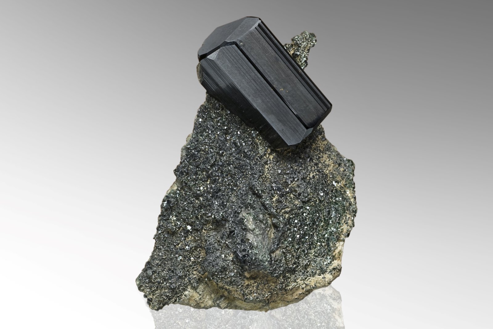 Vesuvianita
5 x 3.5 x 7 cm / Cristal principal: 3.3 cm.
(Autor: Museo MIM)