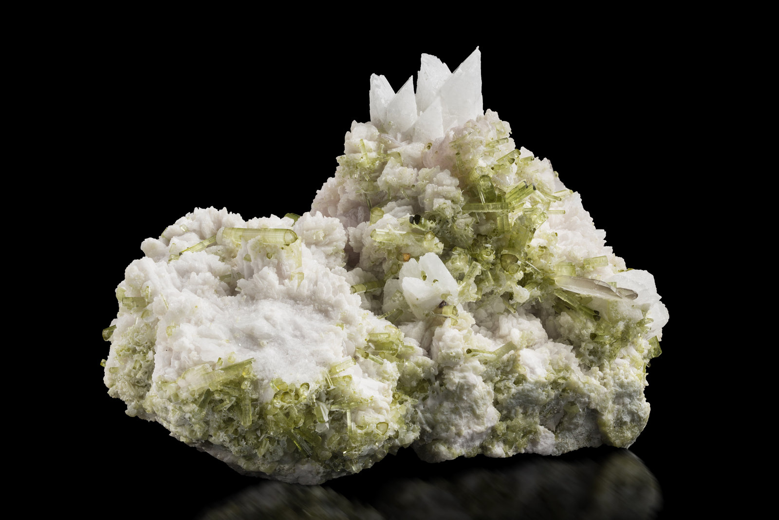 Viitaniemiíta con Albita, Turmalina (Grupo), lepidolita, Cuarzo y Microlita
19 x 12 x 8.5 cm / cristal principal: 3.3 cm
(Autor: Museo MIM)