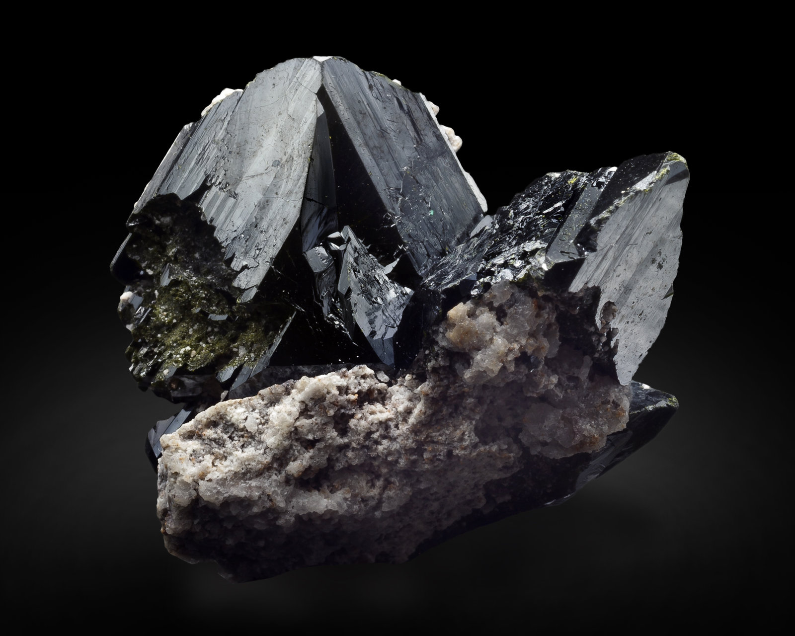 Volborthita
3 x 2.5 x 2 cm / Cristal principal: 1.8 cm.
(Autor: Museo MIM)