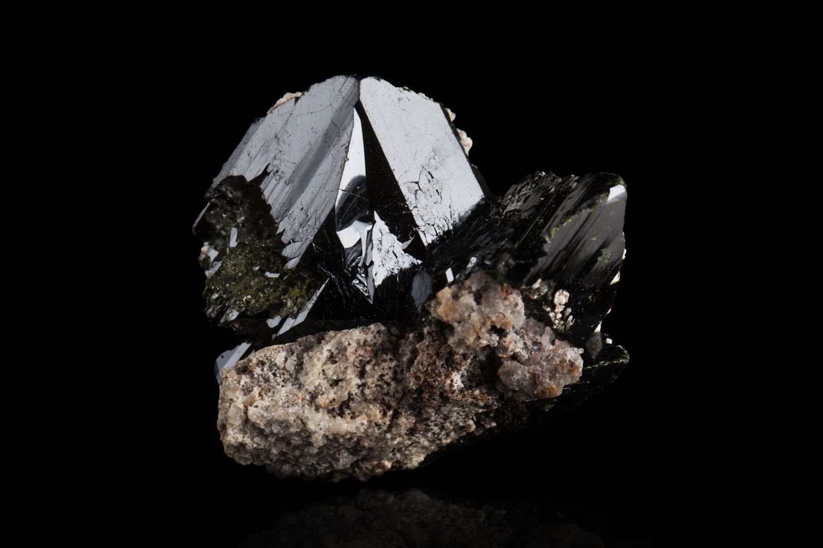 Volborthita
3 x 2.5 x 2 cm / Cristal principal: 1.8 cm.
(Autor: Museo MIM)