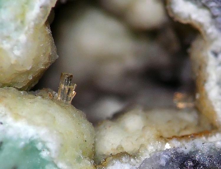 Wavellita sobre Variscita
Cristal sobre 1mm
(Autor: Javier MC)