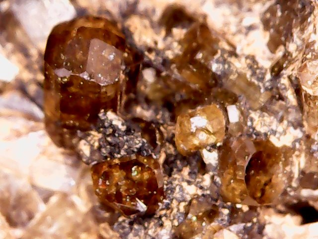 Vesuvianita
1 cm
(Autor: Obsi)