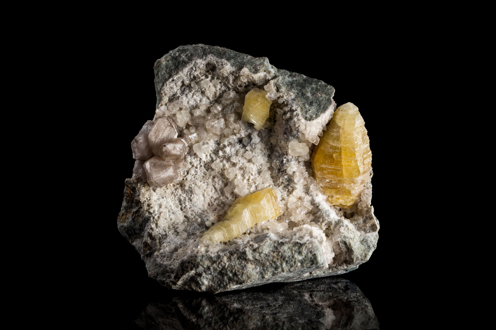 Weloganita
6 x 4.5 x 6 cm / Cristal principal: 2.6 cm
(Autor: Museo MIM)