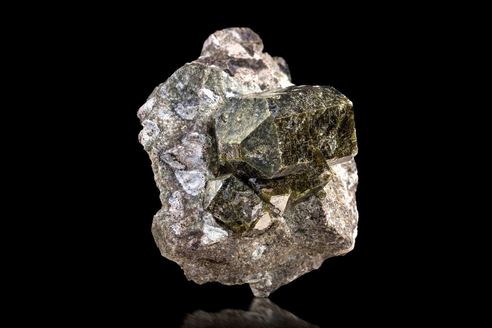 Wiluíta
8 x 6.5 x 5.5 cm / Cristal principal: 3.8 cm.
(Autor: Museo MIM)