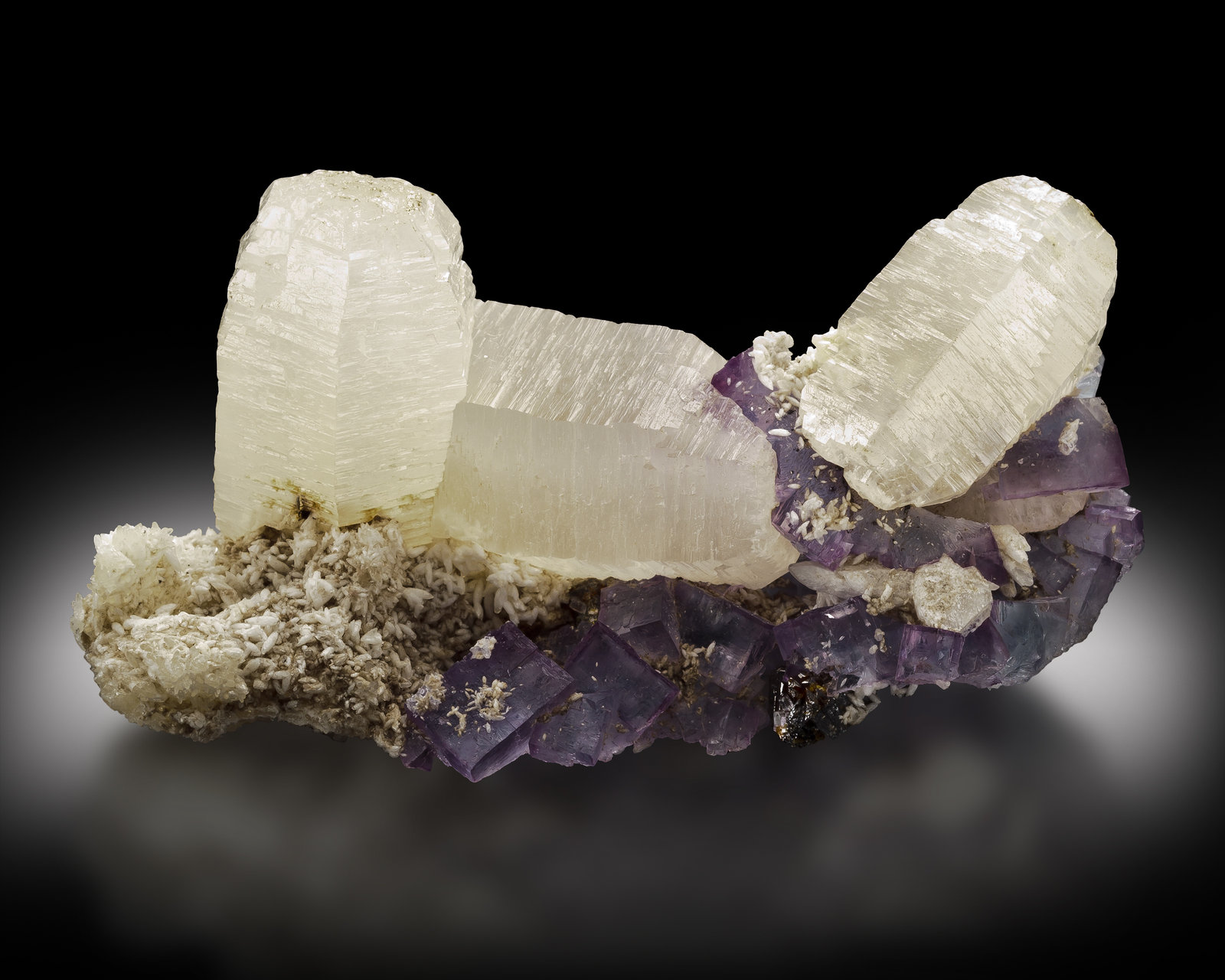 Witherita, Fluorita
3 x 7 x 3.6 cm / Cristal principal: 4 cm.
(Autor: Museo MIM)