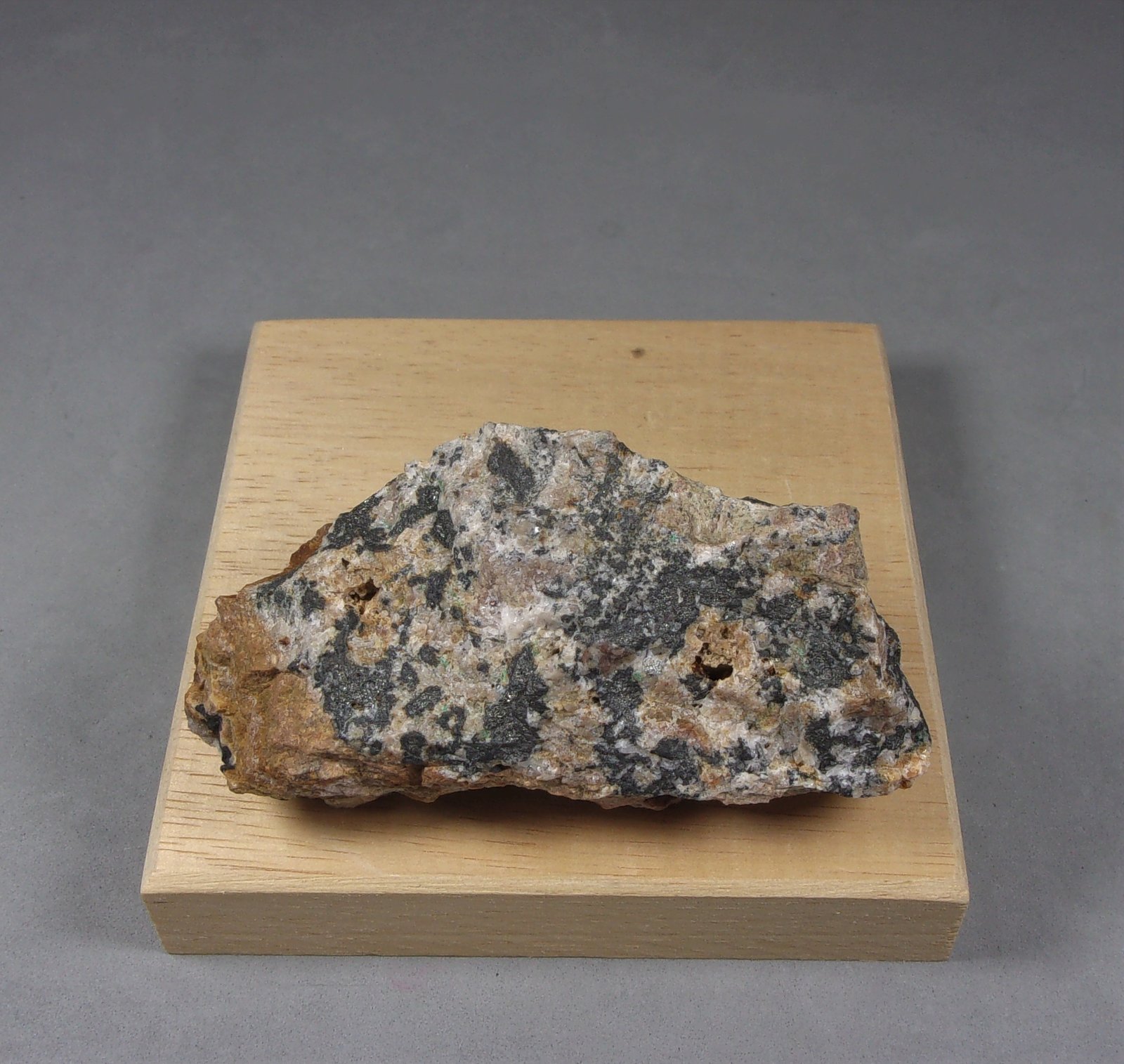 Wittichenita
7,5 × 3,6 × 2,7 cm.
(Autor: J. G. Alcolea)