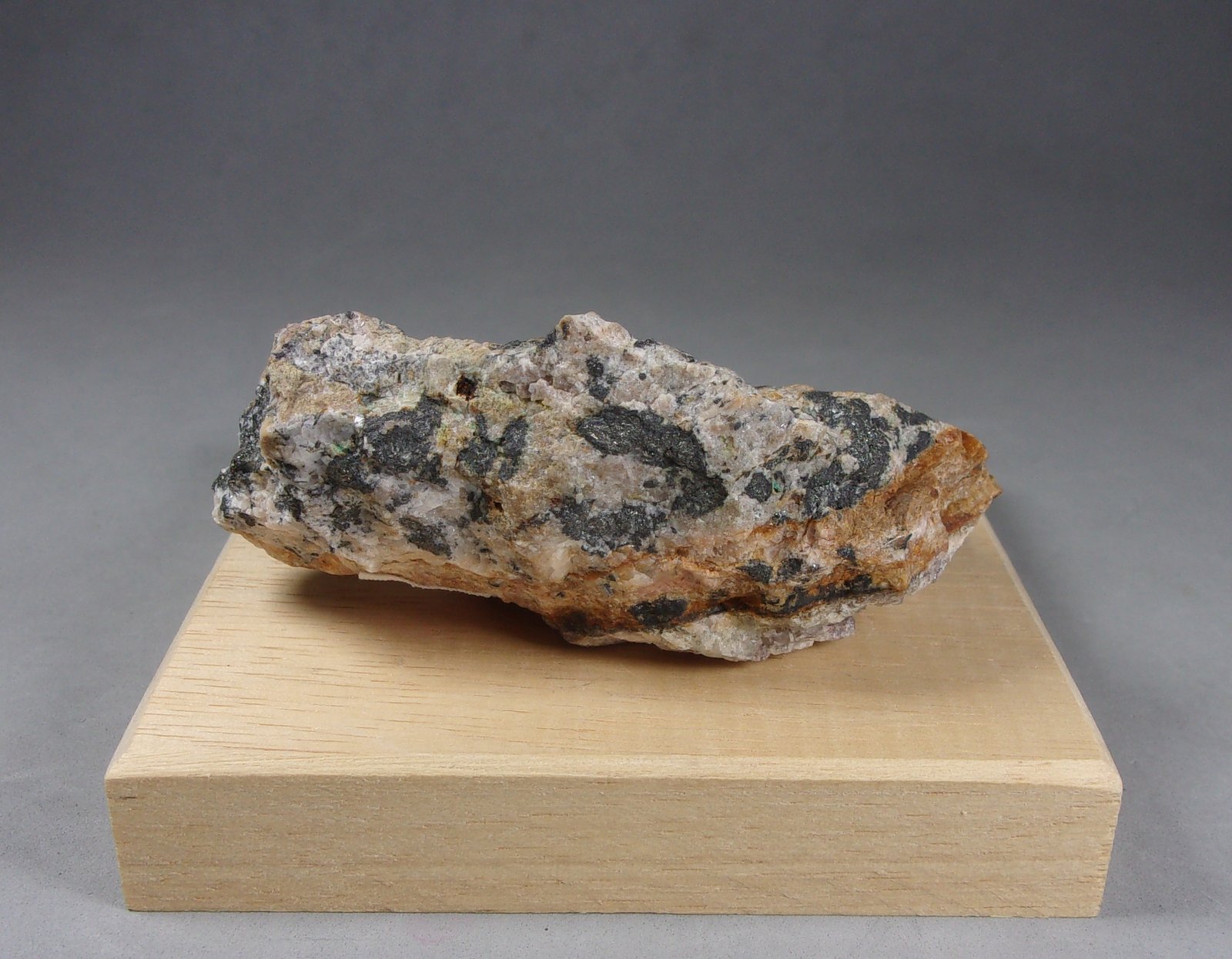 Wittichenita
7,5 × 3,6 × 2,7 cm.
(Autor: J. G. Alcolea)