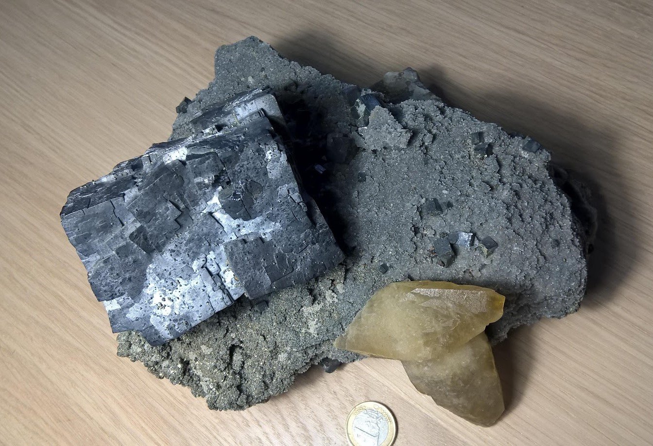 Galena
25 cm
(Autor: Cesar M. Salvan)