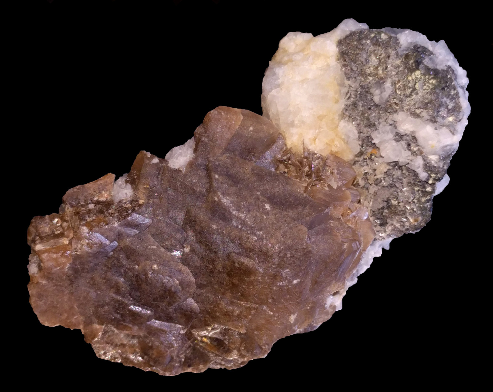 Wulfenita (variedad chillagita), Fluorita, Mimetita
33 x 29 mm.
(Autor: carles)