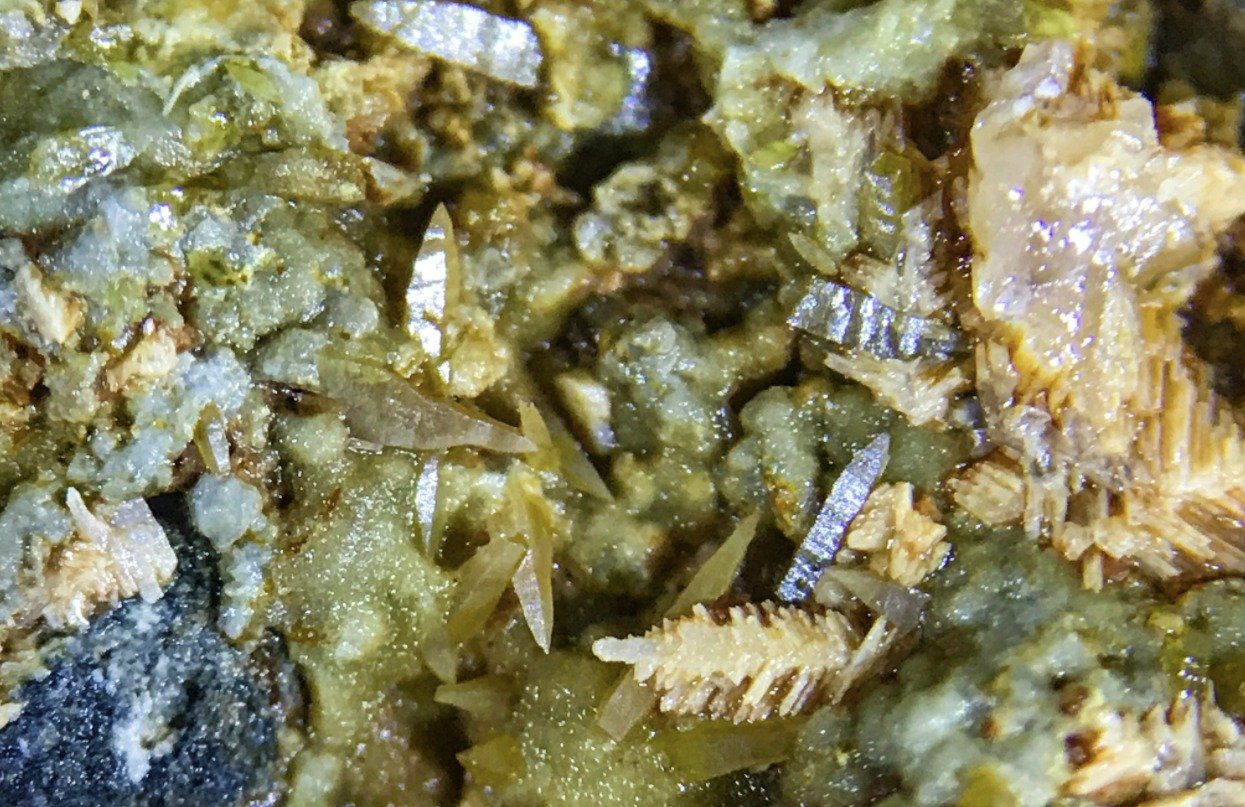 Wulfenita, Cerusita, Hedifana
FOV 23mm
(Autor: Sergio)