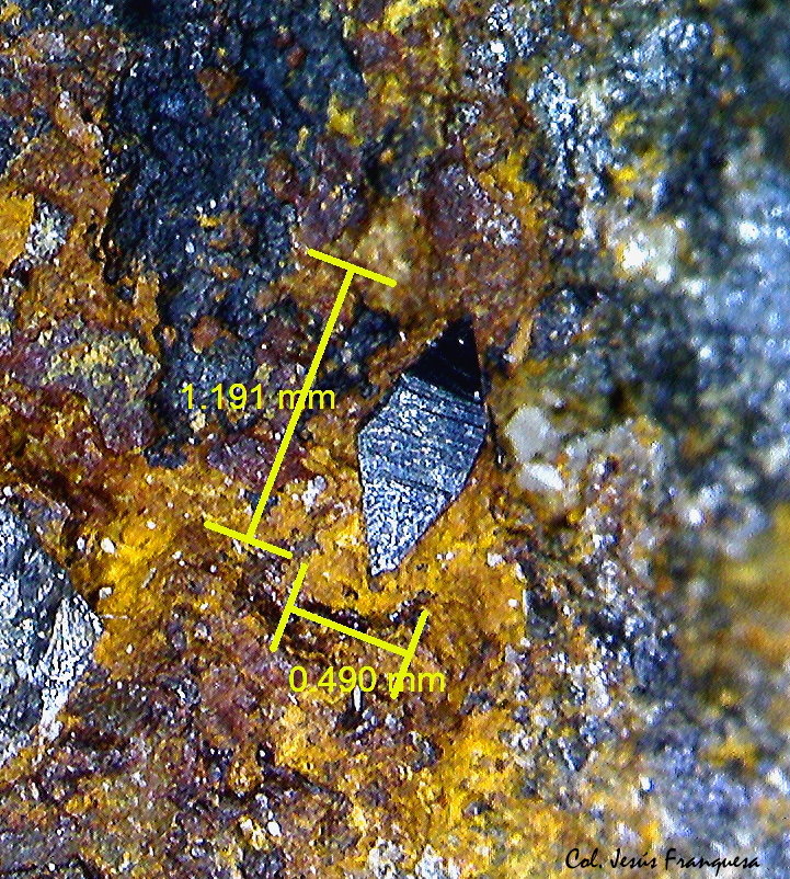 Wulfenita.
1´19 x 0´49 mm.
(Autor: Jesus Franquesa Baucells)