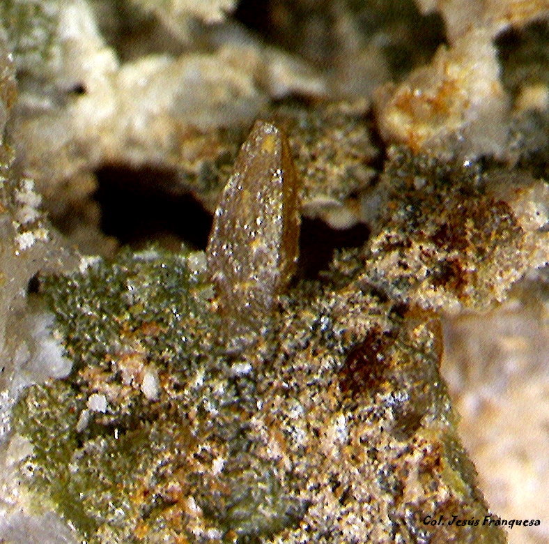 Wulfenita y Piromorfita.
0´713 x 0´308 mm.
(Autor: Jesus Franquesa Baucells)