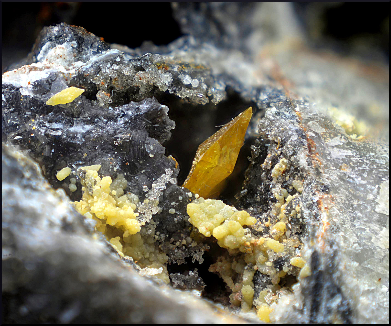 Wulfenita, Mimetita-Piromorfita y Willemita.
Campo de visión de 10 mm.
(Autor: Antonio Carmona)