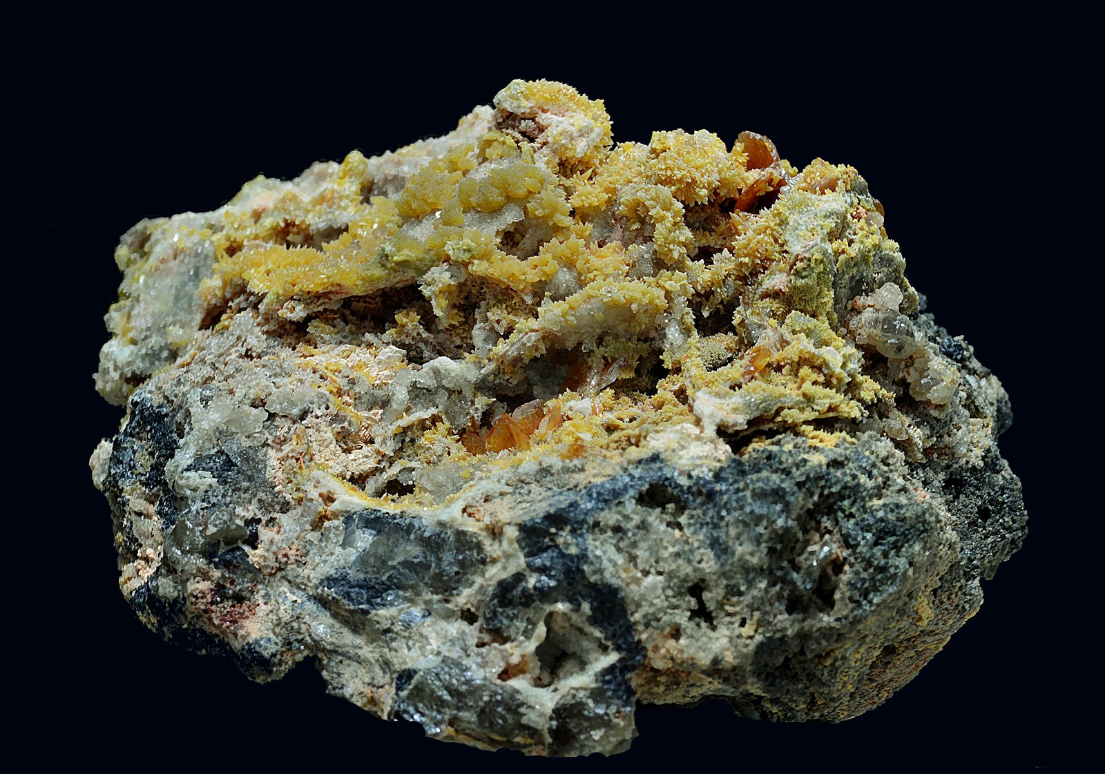 Wulfenita, mimetita-piromorfita y cerusita
7 x 4 cm
(Autor: Antonio Carmona)