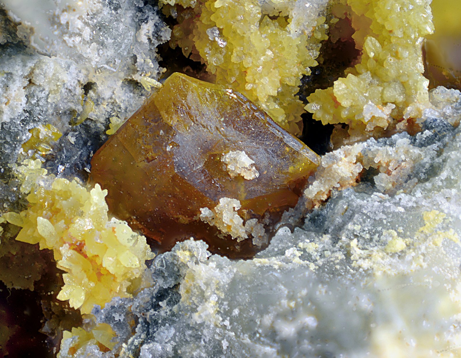 Wulfenita y mimetita-piromorfita.
Cristal de wulfenita de 3 mm.
(Autor: Antonio Carmona)