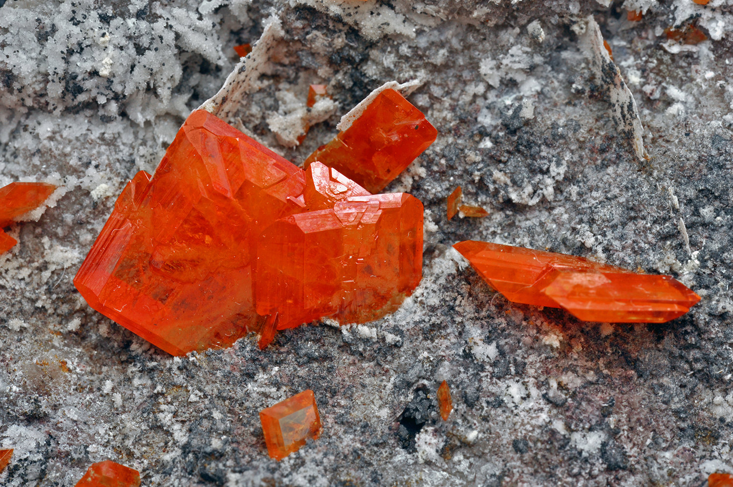 Wulfenita con Calcita
cristal principal: 1.3 × 1 cm
(Autor: Jordi Fabre)