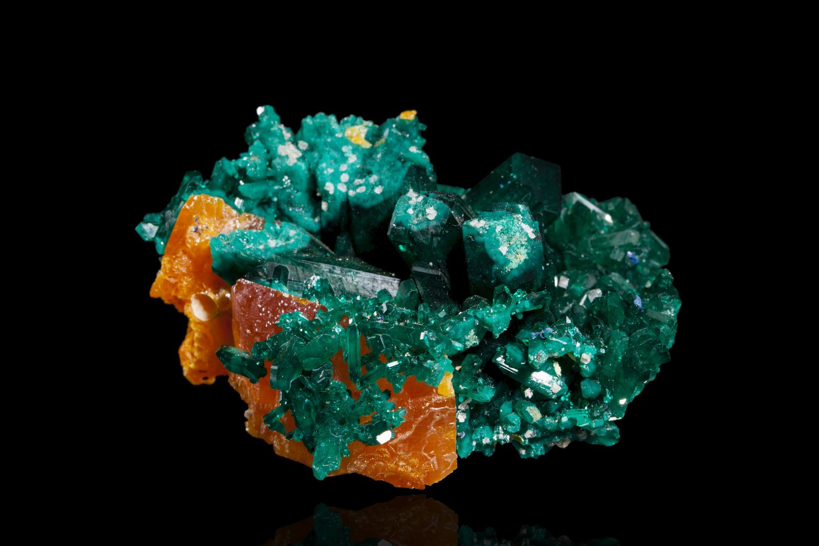 Wulfenita con Dioptasa
6 x 5 x 3 cm / Cristal principal: 3 cm.
(Autor: Museo MIM)