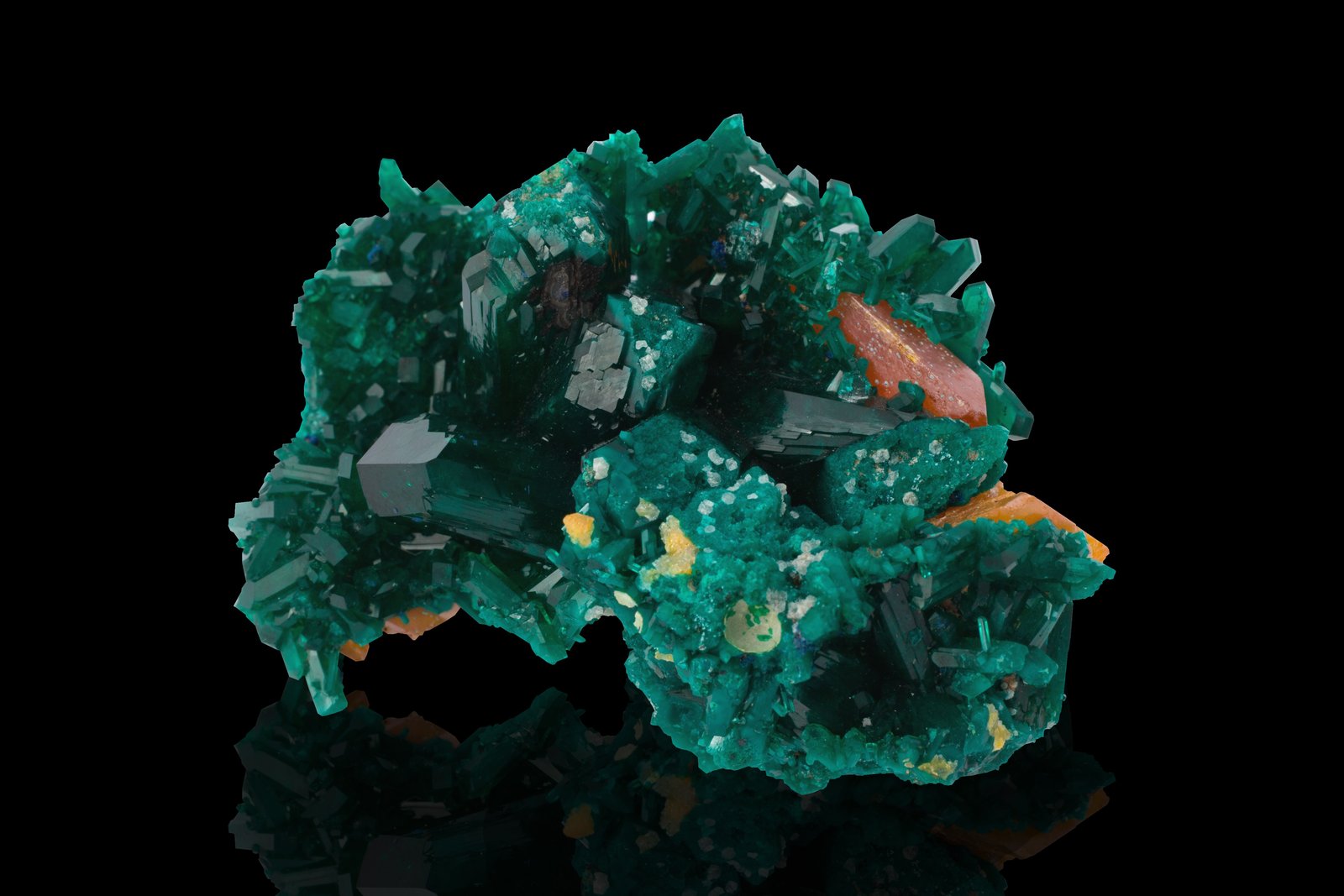 Wulfenita con Dioptasa
6 x 5 x 3 cm / Cristal principal: 3 cm.
(Autor: Museo MIM)