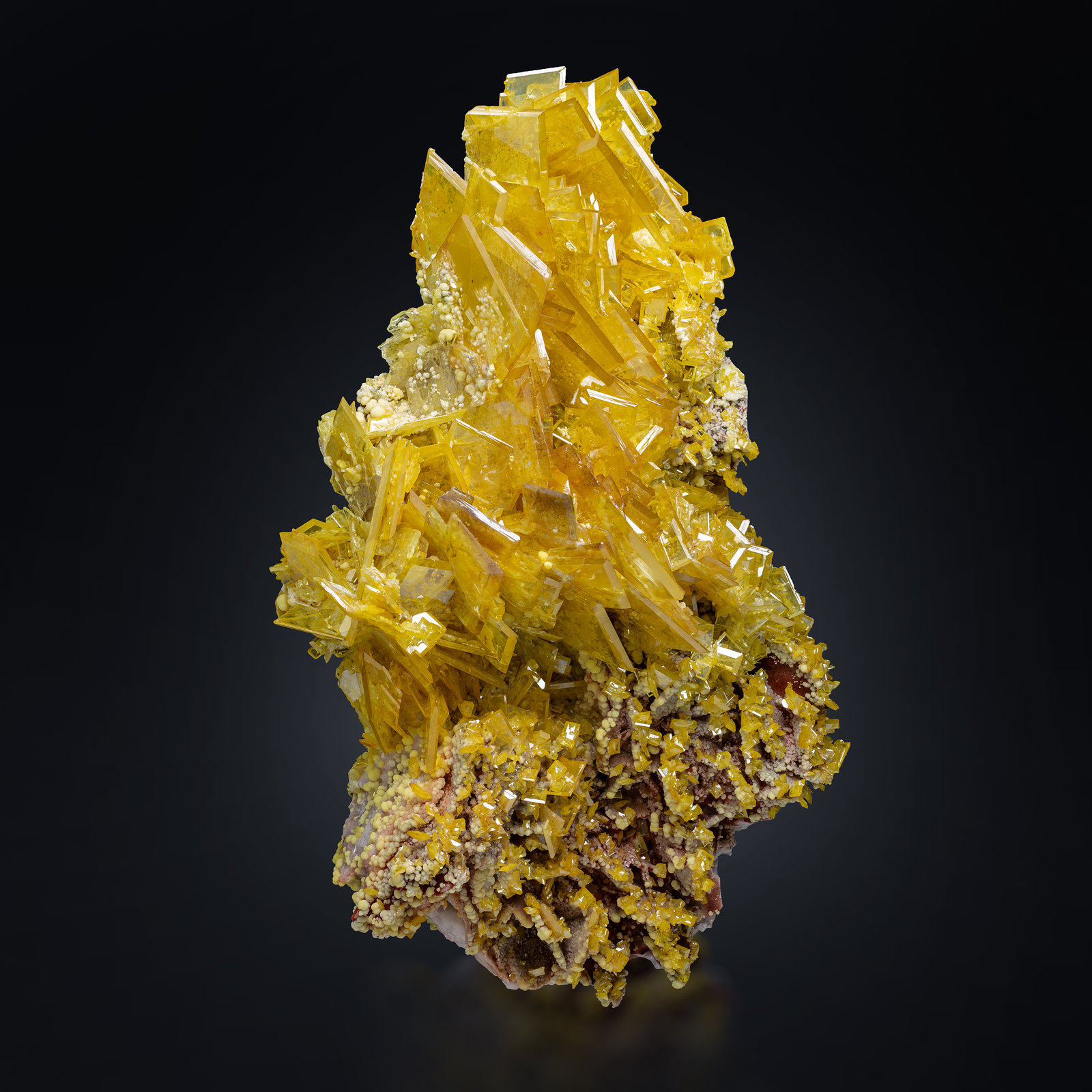 Wulfenita con Mimetita
35 x 22 x 12 cm / Cristal principal: 8.6 cm.
(Autor: Museo MIM)