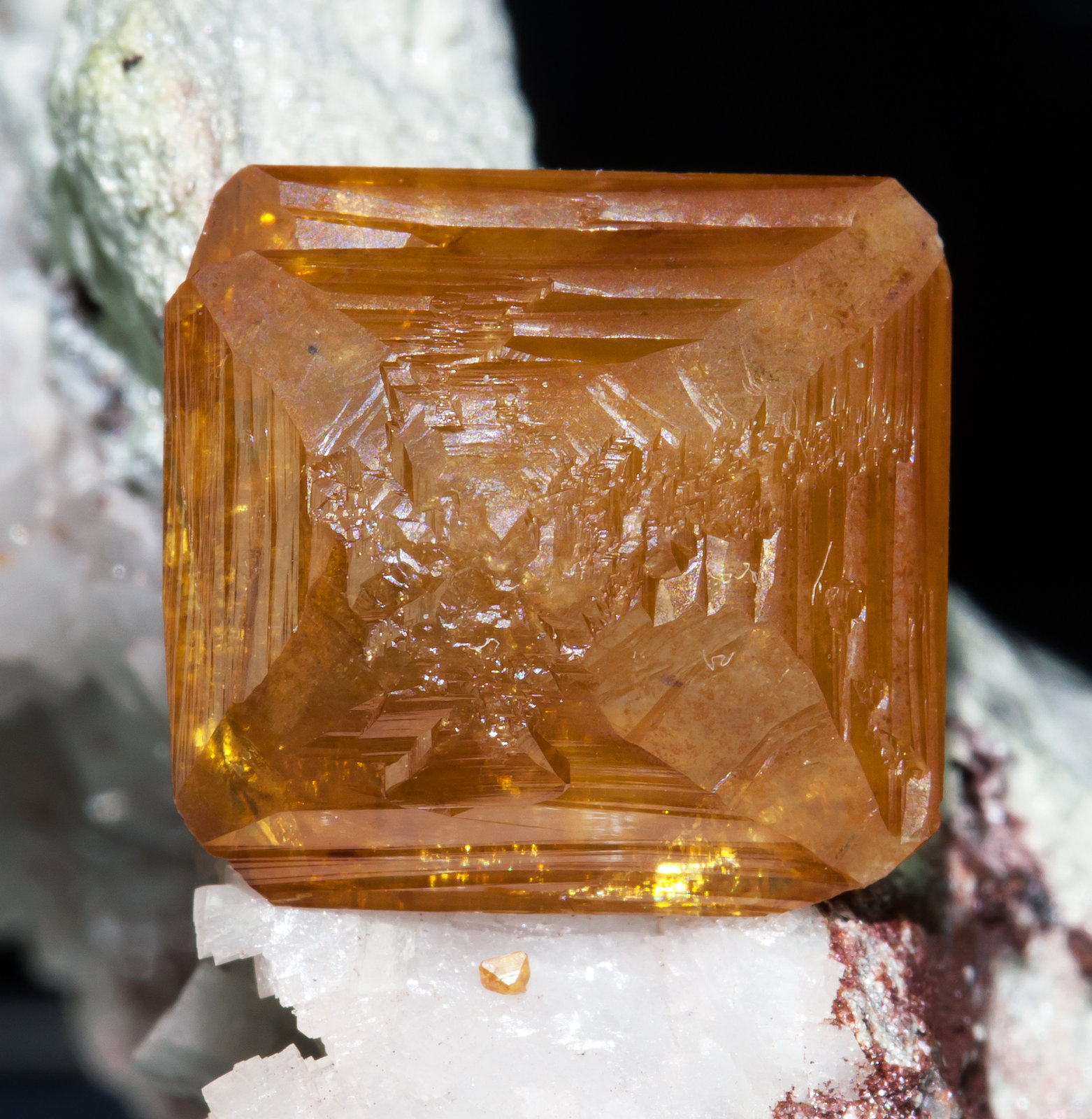 Wulfenita con Dolomita
cristal principal: 1.1 × 1.1 cm
(Autor: Jordi Fabre)